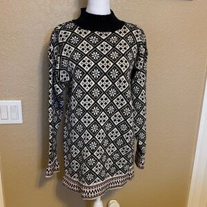 Weathervane Women’s Black and White Patterned Tunic Sweater, Size Medium